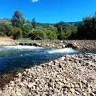El río Sil, actualmente entubado a la altura de Valiña, con la pista que cruza de una orilla a otra.