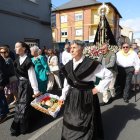 Camponaraya cumplió con la tradición festiva y sacó en procesión a la patrona la Virgen de la Soledad con las ofrendas.