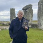 El escritor británico Ken Follet en el círculo megalítico de Stonehenge.