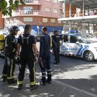 Los bomberos de León atendiendo un escape de gas.