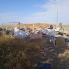Basura acumulada en el polígono industrial El Tesoro de Valencia de Don Juan.