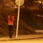 Una mujer ejerce la prostitución en la calle