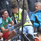 Carlos Mondelo dialoga con el médico sobre su lesión en el corro de Manzaneda de Torío.