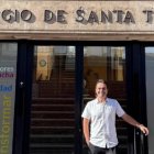 El docente leonés Manu Velasco, referente nacional en innovación educativa, a las puertas del Colegio de Santa Teresa donde impulsa una enseñanza basada en el acompañamiento emocional.