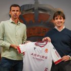 'Cuco' Ziganda junto a Manzanera posan con la camiseta de la Cultural para sellar el fichaje del entrenador.