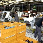 Unos trabajadores en una planta de Renault, en España.