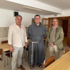 El alcalde, con uno de los responsables del albergue.