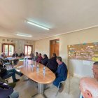 Un momento de la reunión del delegado territorial, Eduardo Diego, con las juntas vecinales.