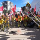 Protesta en las puertas de las Cortes de los trabajadores forestales de la Junta.