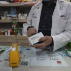 Archivo - Imagen de archivo de un farmacéutico que recorta el código de barras de una caja de paracetamol.