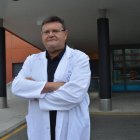 El traumatólogo Ricardo Mencía Barrio, delante de la fachada del Hospital San Juan de Dios de León.