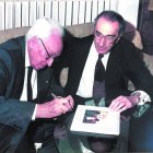 Severo Ochoa, en 1992, con el presidente del Colegio de Médicos de León, Salustiano López-Contreras