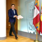 El portavoz de la Junta y consejero de Economía y Hacienda, Carlos Fernández Carriedo, comparece en rueda de prensa posterior al Consejo de Gobierno de la Junta.