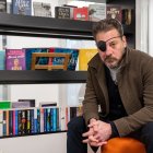 MADRID, 10/01/2023.- El escritor Ray Loriga regresa a las librerías con "Cualquier verano es un final", una novela sin traumas ni tristeza donde aborda la amistad y el amor, dos sentimientos que hacen que el hecho de decidir morir con libertad sea un asunto que se puede abordar con dos copas de vino. EFE/ J.P.Gandul