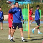 Cuco Ziganda en el entrenamiento de ayer de la Cultural preparando el partido del domingo.