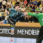 Darío Sanz en una acción de ataque del Abanca Ademar. El extremo anotó un gol frente al Bidasoa en Irún.