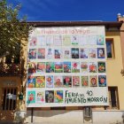 Los carteles de las 40 ediciones de la feria lucen en la plaza.