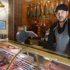 La Carnicería Madera es todo un referente en el sector por la calidad de sus materias primas y profesionalidad. Desde hace casi medio siglo en la calle Villa Benavente de León y para clientes de toda España. Su aval se lo dan los clientes que degustan y disfrutan de sus productos todo el año.