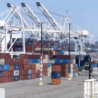 Archivo - Contenedores en el puerto de Seattle, Estados Unidos.