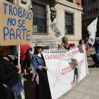 Los manifestantes usaron pancartas con el lema "Trobajo no se parte".