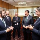 Joan Groizard conversa con Suárez-Quiones y Fernández Carriedo, tras la reunión en Madrid.