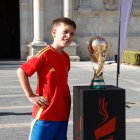 Uno de los cientos de niños que pudieron fotografiarse junto a la Copa del Mundo.