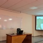 El joven biólogo presentando su tesis doctoral.