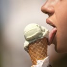 Una mujer come un helado.