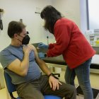 Vacunación de un paciente de riesgo en el centro de salud de Eras la campaña pasada.