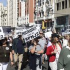 Miles de mutualistas llegados de toda España se manifiestan este sábado por la Gran Vía de Madrid.