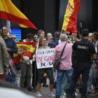 La asociación Hazte Oír convocó ayer una concentración frente a los Juzgados de Plaza de Castilla bajo el lema "No al corrupto".
