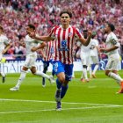 Julián Álvarez celebra uno de sus dos goles en la goleada rojiblanca frente al Real Madrid.