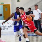 Llamas penetra ante la oposición de Knowles.