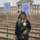 Una víctima enarbola la simbólica rosa blanca.