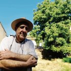 Jesús Moreno posa en su huerta con el nogal centenario de fondo.