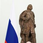 El presidente ruso, Vladimir Putin, ante una estatua del zar Pedro el Grande.