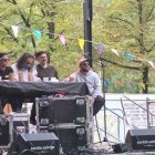 El Cocinero Funky, en un momento de su actuación ayer en el Come y Calle en el parque de San Francisco, con la compañía de sus comensales.