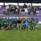 Los jugadores del Atlético Astorga celebran con su afición el triunfo en Valladolid.
