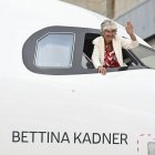 Bettina Kadner saluda desde el Airbus A320.
