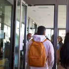 Esperas a la entrada del centro de salud.