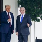 Donald Trump recibe a Benjamin Netanyahu cuando llega al Ala Oeste de la Casa Blanca.