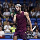 Carlos Alcaraz celebra su triunfo en la final del torneo de Tokio.