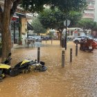 Vista general de las calles anegadas en Ibiza debido a las intensas lluvias.