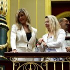  Begoña Gómez junto a Cristina Alvarez en la tribuna de público en el Congreso.