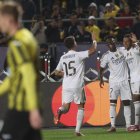 Vinicius y Güler felicitan a Mbappçe por uno de sus goles al Kairat. Y fueron hasta tres.