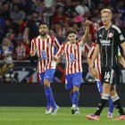 El delantero argentino del Atlético de Madrid Julián Álvarezcelebra el quinto gol del equipo rojiblanco.
