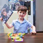 Darío con el libro 'El pequeño astronauta' que cuenta su historia.