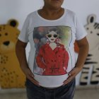 Una mujer embarazada.
