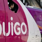 Un maquinista de Ouigo mira por la ventanilla.