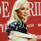 Carmen Lomana en un evento de Vanity Fair, posando con un vestido de lunares y mantón blanco.